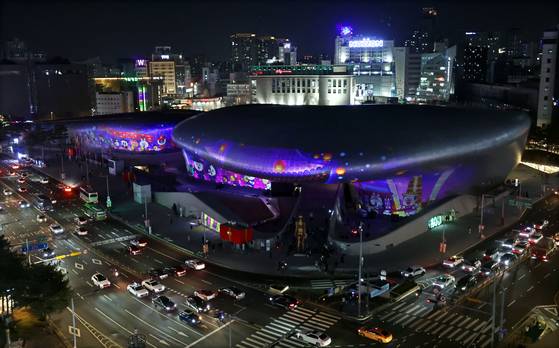 서울 동대문디자인플라자(DDP)가 '서울라이트 DDP 2025 겨울' 행사를 진행하고 있다. [연합뉴스]
