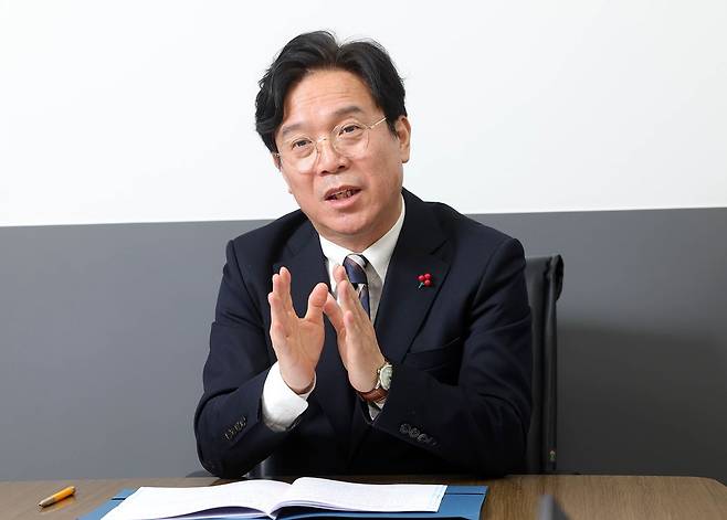 김영훈 고용노동부 장관이 지난달 14일 오후 정부서울청사에서 중앙일보와 인터뷰하고 있다. 강정현 기자.