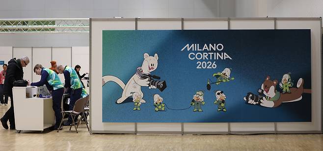 2026 밀라노·코르티나담페초 동계올림픽 개막을 4일 앞둔 2일(현지시간) 이탈리아 밀라노에 위치한 메인미디어센터에 이번 대회 마스코트인 ‘티나’와 ‘밀로’ 그림이 부착돼 있다. /연합뉴스