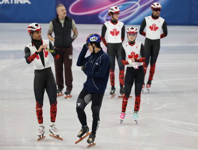 ▲ 2026 밀라노·코르티나담페초 동계올림픽 개막을 사흘 앞둔 3일(현지시간) 이탈리아 밀라노 아이스스케이팅 아레나에서 쇼트트랙 황대헌이 캐나다의 윌리엄 단지누와 고글을 들고 대화하고 있다. 연합뉴스