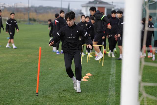 ▲ 강원FC 선수단이 지난달 31일 튀르키예 안탈리아에서 전지훈련에 임하고 있다. 한국프로축구연맹 제공