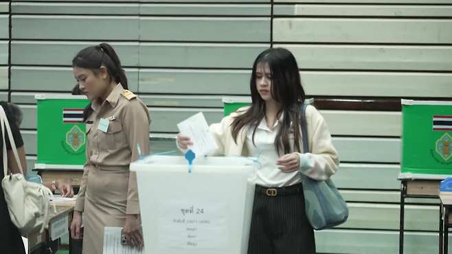 지난 1일, 태국 방콕의 사전 투표소에서 한 유권자가 기표한 용지를 투표함에 넣고 있다. 태국은 오는 8일 총선을 치른다.(사진출처 : 로이터)