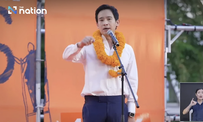 피타 림짜른랏 전 전진당 대표. 국민당의 유세에 참여해 연설을 하고 있다. (사진 출처 : 더 네이션)