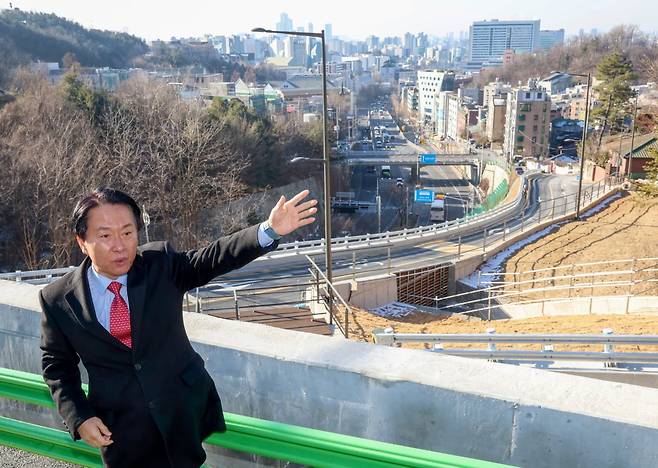 지난달 29일 서울 서대문구 금화터널 신설도로에서 이성헌 서대문구청장이 신설도로에 대해 설명하고 있다. 문경덕 기자