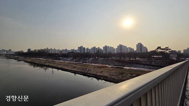 지난 1월26일 서울 금천구 안양천 인근에서 바라본 경기도 광명시 하안동 하안주공아파트. 최미랑 기자