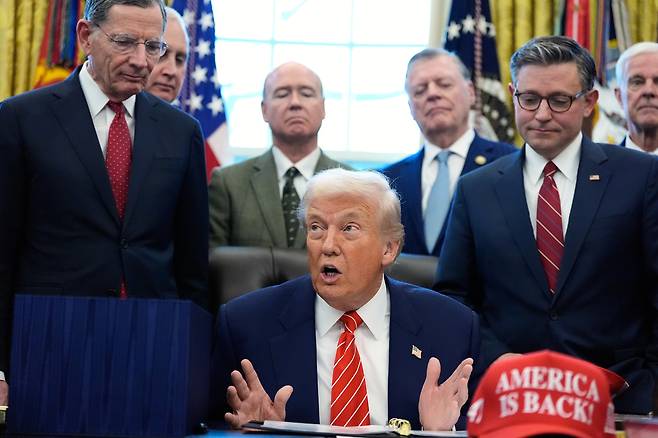 도널드 트럼프 미국 대통령(가운데)이 3일(현지시간) 워싱턴 DC 백악관 오벌 오피스에서 발언하고 있다. AP연합뉴스