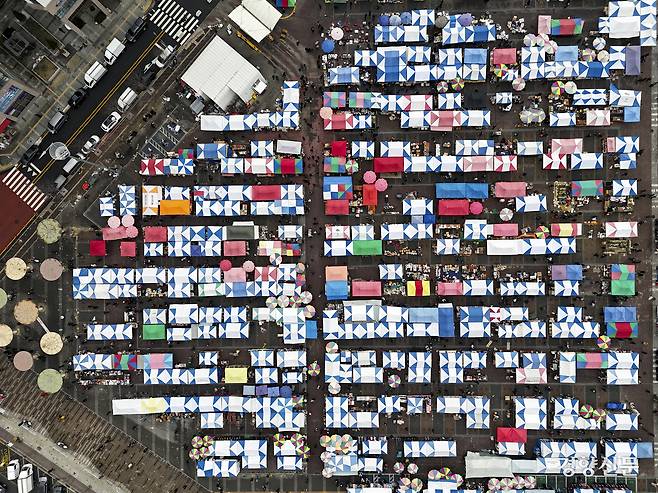 설 명절을 앞둔 4일 경기 성남 모란민속5일장에 형형색색의 천막이 펼쳐져 있다. 전국 최대 규모인 모란장은 매월 끝자리가 4·9일인 날에 열린다. 문재원 기자