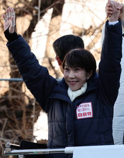 다카이치 사나에 일본 총리가 지난 3일 사이타마현 도코로자와에서 손을 흔들며 조기총선 유세를 하고 있다. 로이터연합뉴스