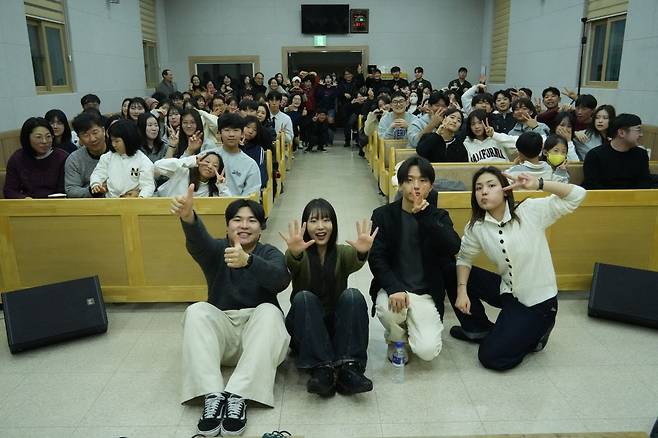 예배팀 기프티드가 지난달 28일 광주 첨단중흥교회에서 찬양 집회를 마친 뒤 단체 촬영을 하고 있다.