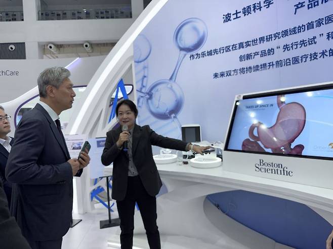 노재헌 주중대사가 최근 하이난성 보아오 러청 국제의료관광선행구를 방문해 관계자로부터 설명을 듣고 있다. 주중한국대사관