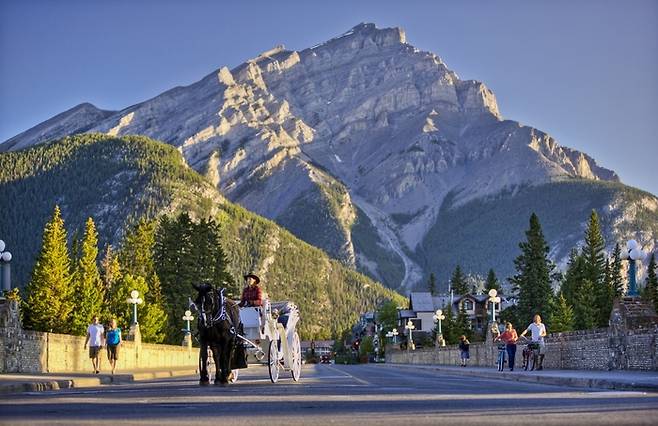 밴프 타운/사진=캐나다관광청제공 (ⓒ Banff & Lake Louise Tourism  Paul Zizka)