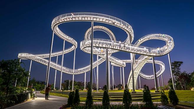 경북 포함 스페이스 워크 / 사진 = 한국관광공사