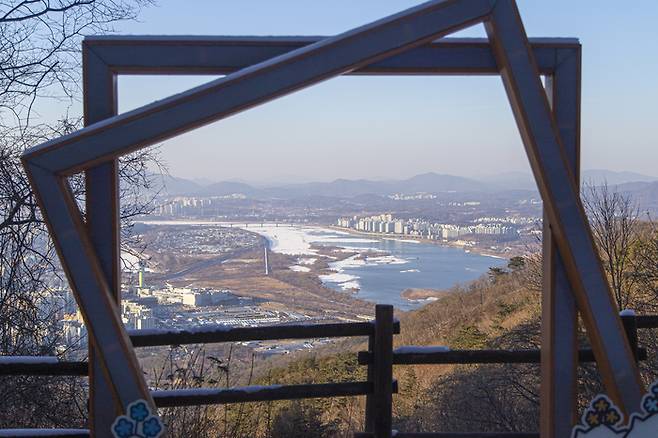 검단산 중턱의 팔각정에서 바라본 미사섬과 한강 모습. [경기관광공사]