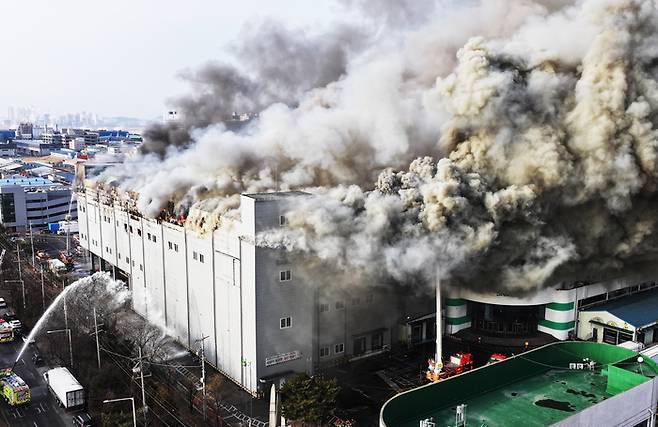 3일 오후 경기도 시흥시 정왕동 SPC삼립 시화공장에서 화재가 발생해 소방관들이 진화작업을 하고 있다. [연합뉴스]