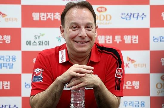 웰컴저축은행PBA투어 결승전에서 파울을 알리는 ‘품격’을 보여주며 준우승한 산체스는 기자회견에서 “우승2회, 준우승3회로 최고의 시즌을 보내고 있다”고 말했다. (사진=PBA)