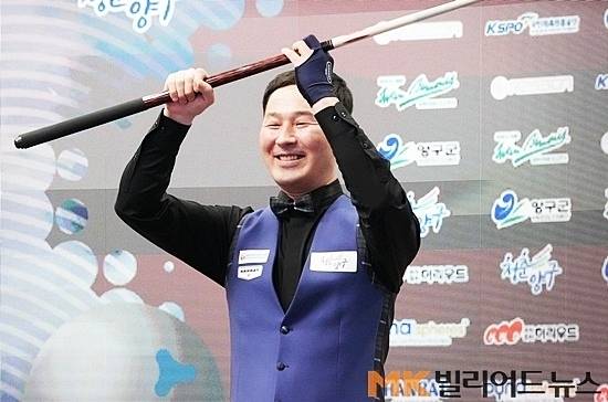 오는 26일 독일 비어슨에서 개막하는 ‘제38회 세계팀3쿠션선수권’에 출전하는 최완영은 준비 잘해서 8년만의 우승에 도전하겠다고 각오를 밝혔다. 사진은 2025년 개막전 국토정중앙배에서 우승한 최완영. (사진=MK빌리어드뉴스 DB)