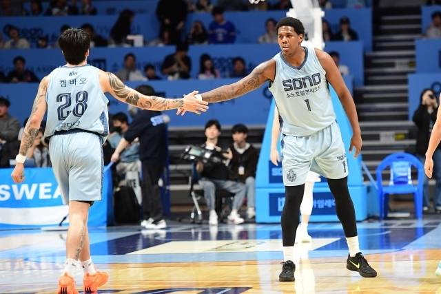 켐바오와 나이트, 이정현을 적극적으로 도와야 할 그들이다. 사진=KBL 제공