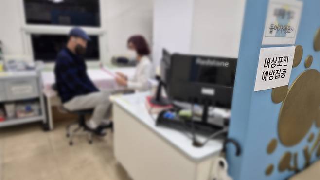 도봉구민이 도봉구 지정 의료기관에서 대상포진 예방접종을 받고 있다 /사진제공=도봉구