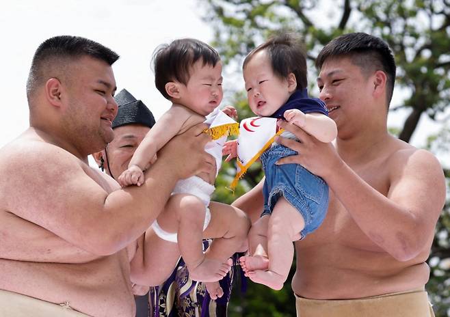 지난해 4월 일본 도쿄에 위치한 사찰 센소지에서 어떤 아이의 울음소리가 더 큰지를 겨루는 '나키즈모' 대회가 열리고 있는 모습./로이터=뉴스1