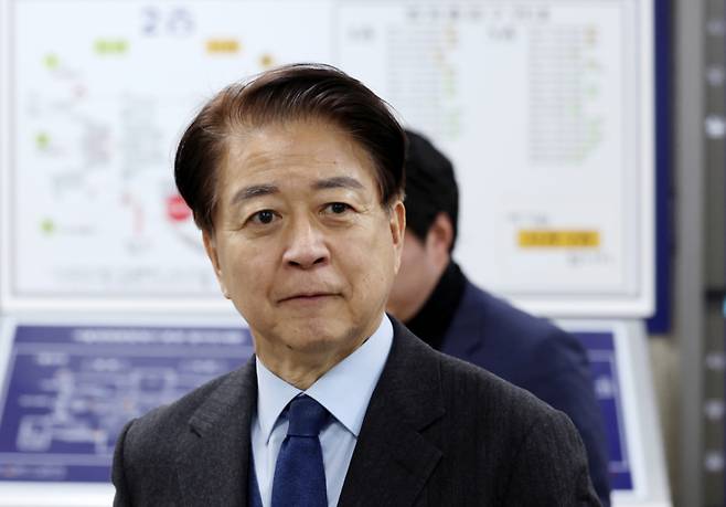 사업가로부터 6000만원의 불법 정치자금 수수 혐의를 받는 노웅래 전 더불어민주당 의원이 4일 오후 서울 서초구 서울중앙지방법원에서 열린 항소심 1차 공판에 출석하고 있다./사진=뉴시스