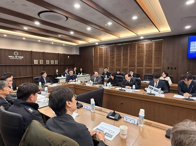 고광완 광주시 행정부시장이 4일 화순전남대병원 김재봉홀에서 열린 정은경 보건복지부 장관 주재 '광주·전라 이송지침 간담회'에 참석해  광주지역 응급환자 이송체계 현황을 보고하고 있다./사진=광주시