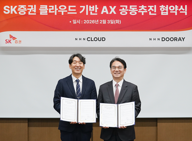 김동훈(왼쪽) NHN클라우드 대표, 정준호 SK증권 대표가 협약식 후 기념촬영을 하고 있는 모습. [NHN클라우드 제공]