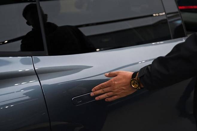 중국에선 내년부터 차량에 매립형 손잡이가 금지된다. [AFP]