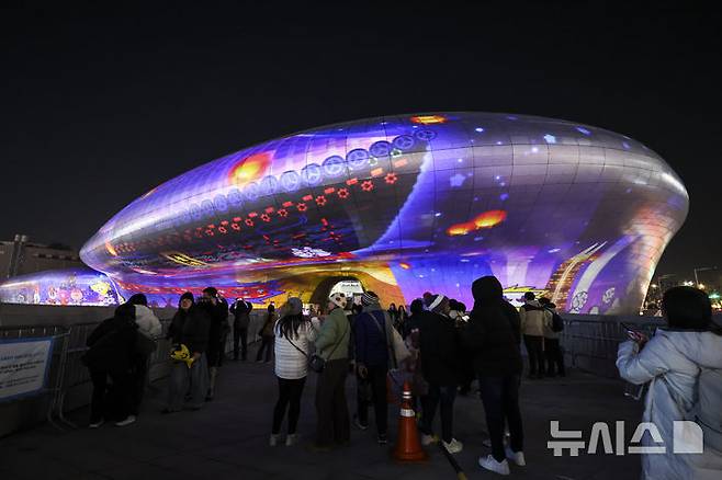 [서울=뉴시스] 김근수 기자 = 18일 저녁 서울 중구 동대문디자인플라자(DDP) 외벽에 '서울라이트 DDP 2025 겨울'을 맞아 미디어아트 '서울풀 윈터' 작품이 나오고 있다. 2025.12.18. ks@newsis.com