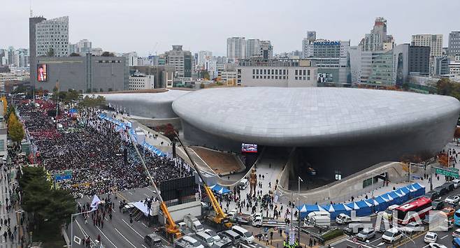 [서울=뉴시스] 권창회 기자 = 8일 서울 중구 동대문디자인플라자(DDP) 인근에서 '전태일 열사 정신계승 2025 전국노동자대회'가 열리고 있다. 2025.11.08. kch0523@newsis.com