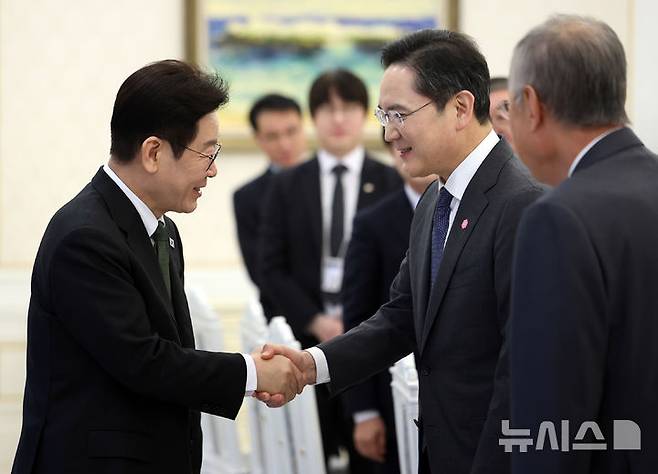 [서울=뉴시스] 고범준 기자 = 이재명 대통령이 4일 청와대에서 열린 청년일자리와 지방투자 확대를 위한 기업간담회에 입장하며 이재용 삼성전자 회장과 악수하고 있다. (청와대통신사진기자단) 2026.02.04. bjko@newsis.com