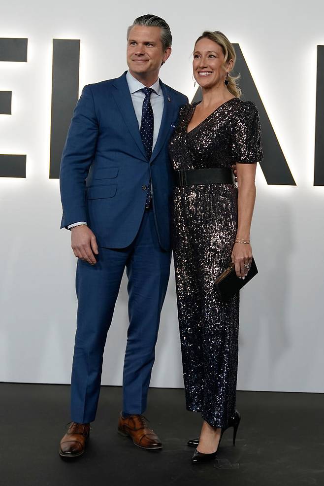 [워싱턴=AP/뉴시스] 피트 헤그세스 미 국방부 장관과 부인 제니퍼 여사가 지난달 29일 미국 워싱턴 D.C. 트럼프-케네디 센터에서 열린 다큐멘터리 영화 '멜라니아'의 시사회에 참석해 포즈를 취하고 있다. 영화 '멜라니아'는 트럼프 대통령의 2기 취임식을 앞둔 지난해 1월 당시 멜라니아 여사의 20일간 일정을 보여준다. 2026.02.04.