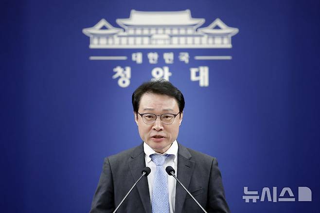 [서울=뉴시스] 최동준 기자 = 이규연 홍보소통수석이 18일 청와대에서 신임 정무수석에 홍익표 전 더불어민주당 원내대표 내정 발표를 하고 있다. 2026.01.18. photocdj@newsis.com