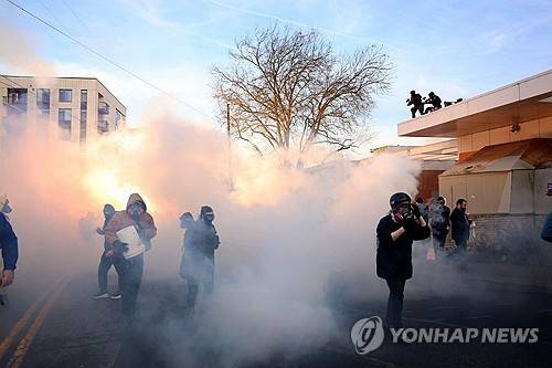 포틀랜드 거리의 최루탄 난사 2026년 1월 31일 미국 오리건주 포틀랜드 소재 이민세관단속국(ICE) 건물 앞에서 연방요원들이 시위대에 최루탄을 난사하는 모습.  (Allison Barr/The Oregonian via AP) [포틀랜드 AP=연합뉴스 제공]