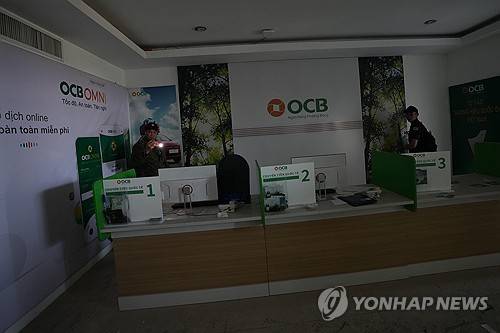 캄보디아 범죄단지에서 발견된 가짜 베트남 은행 지점 세트장 [AP=연합뉴스 자료사진 제공]