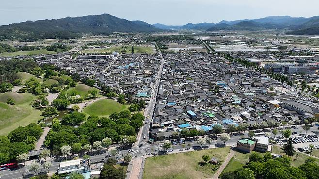 천년 고도 경주를 대표하는 유적지이자 관광지인 대릉원과 황리단길 전경. 경주시 제공