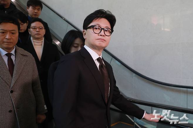 국민의힘에서 제명된 한동훈 전 대표가 29일 국회 소통관에서 제명 결정과 관련해 기자회견을 마친 뒤 이동하고 있다. 황진환 기자