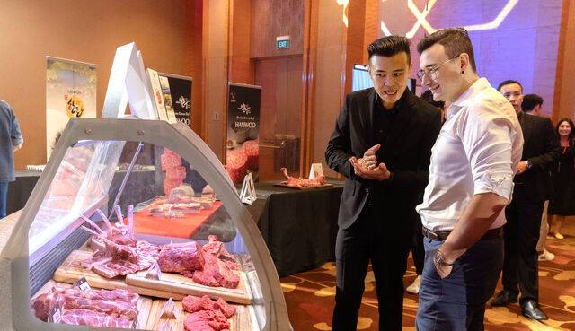 현지 참석자들이 행사장에 진열된 한우고기·한돈을 살펴보고 있다. 한우자조금관리위원회·한돈자조금관리위원회