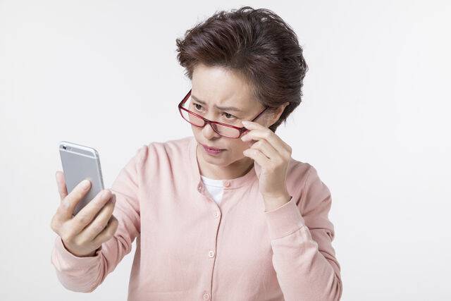 다초점렌즈는 렌즈 하나로 원거리부터 근거리까지 사용할 수 있는 렌즈로, 적응이 필요하다. 클립아트코리아