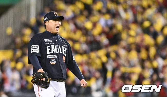 [OSEN=잠실, 박준형 기자] 27일 오후 서울 잠실야구장에서 2025 신한 SOL Bank KBO리그 포스트시즌 한국시리즈 2차전 LG 트윈스와 한화 이글스의 경기가 열렸다.LG는 임찬규, 한화는 류현진을 선발 투수로 내세웠다. 2회말 LG 오지환에게 볼넷 허용하며 만루 위기를 맞은 한화 선발투수 류현진이 아쉬워하고 있다.    2025.10.27 / soul1014@osen.co.kr