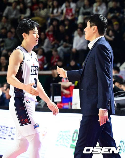 [OSEN=잠실학생체, 조은정 기자]2일 서울 잠실학생체육관에서 2025-2026 LG전자 프로농구 서울 SK와 부산 KCC의 경기가 열렸다.SK는 4위(22승 14패), 부산 KCC는 6위(18승 18패)를 기록중이다.4쿼터 KCC 허웅이 3점슛 13개, 45득점을 넣은 뒤 벤치에서 이상민 감독과 하이파이브를 하고 있다. 2026.02.02 /cej@osen.co.kr