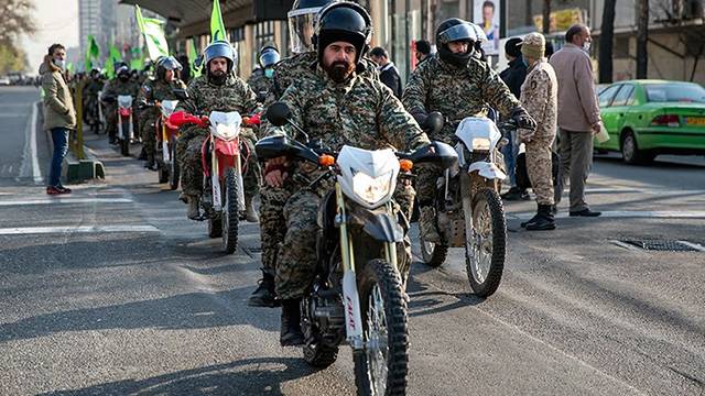 ▲ 오토바이를 타고 행진 중인 바시지 민병대원들. ⓒ Iran International