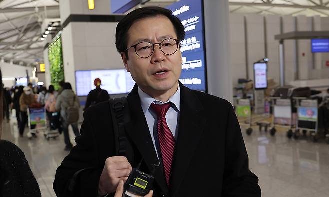 미국 측과 통상 현안 논의를 위해 미국을 방문하는 여한구 통상교섭본부장이 지난 1월 29일 인천국제공항 1터미널을 통해 출국하고 있다. 연합뉴스