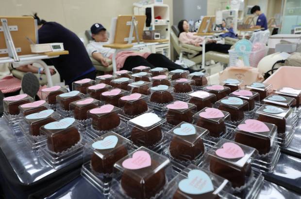 헌혈 비수기를 맞아 지난달 23일 부산 헌혈의집 서면센터에 전혈·혈소판 헌혈자에게 증정될 ‘두쫀쿠(두바이쫀득쿠키)’가 놓여 있다. 연합뉴스