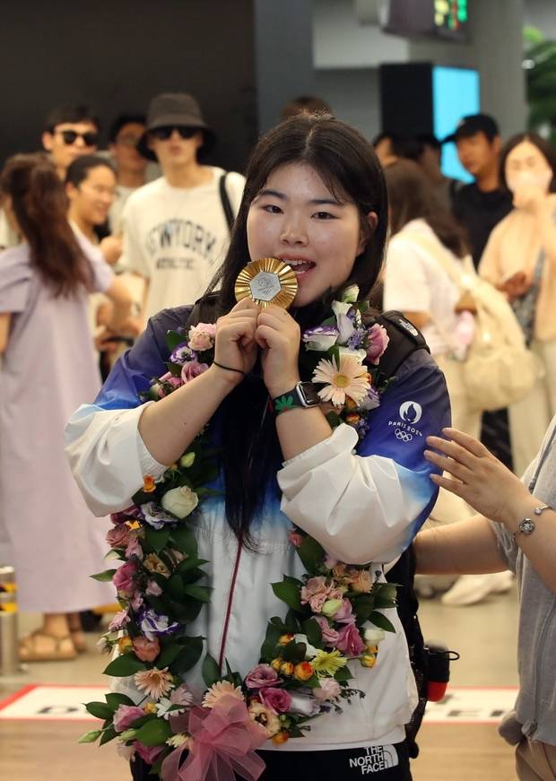 고향 제주를 찾은 2024 파리올림픽 여자 공기권총 10m부문 금메달리스트 오예진(19·IBK기업은행) 선수가 제주국제공항에서 금메달을 깨물고 있다. 2024.8.24. 뉴스1
