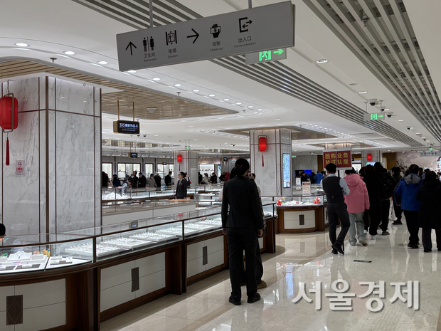 4일 베이징 시청구 차이바이백화점 3층에 금을 팔러 온 사람들이 한바퀴 빙 둘러 대기줄을 형성하고 있다. 베이징=정다은 특파원