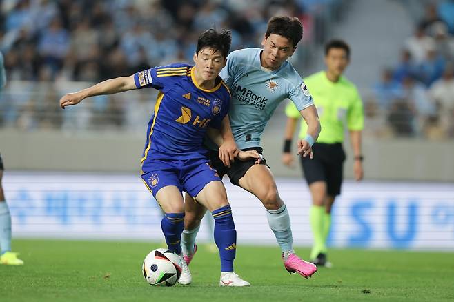 울산이 올해 재도약하려면&nbsp;이규성(앞)을 비롯한 임대복귀생들의&nbsp;활약이 절실하다. 사진제공│한국프로축구연맹