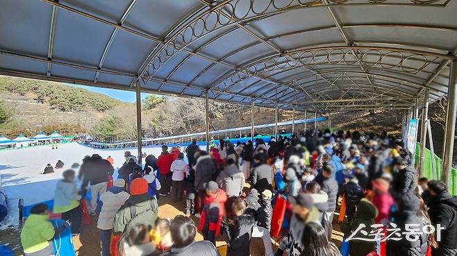 무봉산청소년수련원 눈썰매장에서 눈썰매를 타기 위해 기다리는 이용객들 모습. 사진제공|평택시