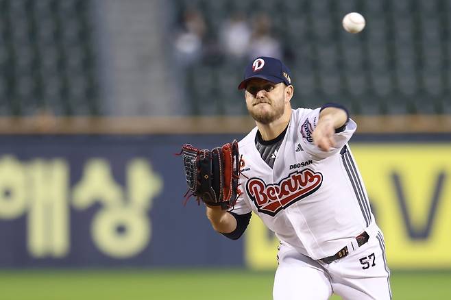 콜어빈은 최근 다저스와 MiLB 계약을 체결했다. 그는 스프링 트레이닝에서 빅리그 진입을 두고 기량을 겨룬다. 사진은 지난해 두산에서 뛰었던 콜어빈. 사진제공｜두산 베어스