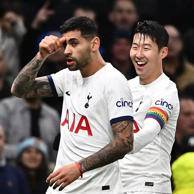 로메로를 뒤에서 안고 있는 손흥민. 게티이미지