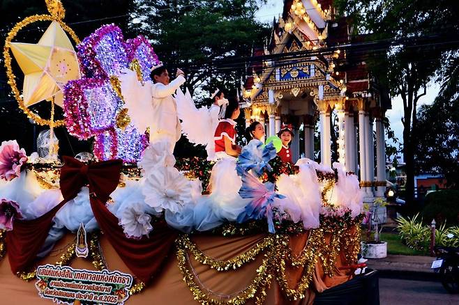 성탄날마다 사껀나콘 시내에서는 크리스마스 별 퍼레이드가 펼쳐진다